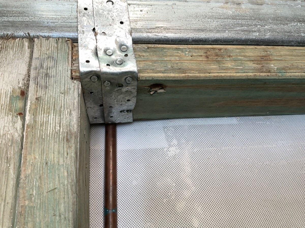 Gas pipes in contact with metal, recorded during a lock-up inspection in Austral